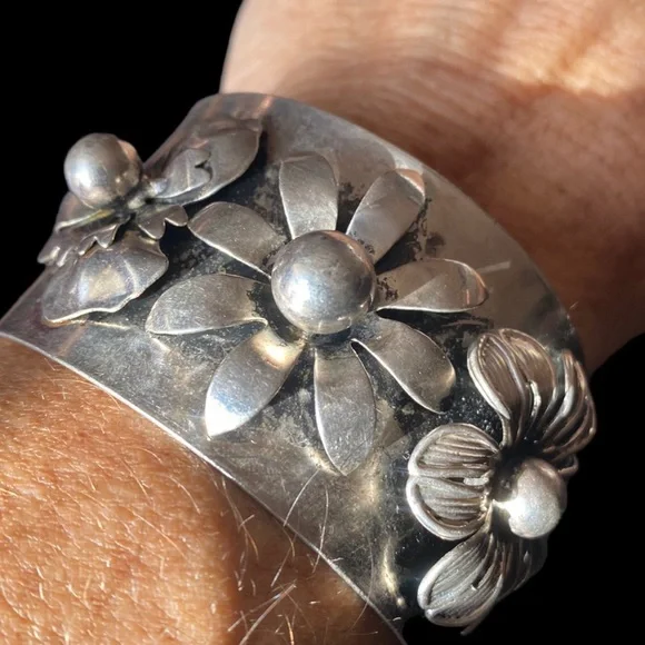 Vintage Floral Silver Toned Cuff Bracelet - Picture 10 of 13